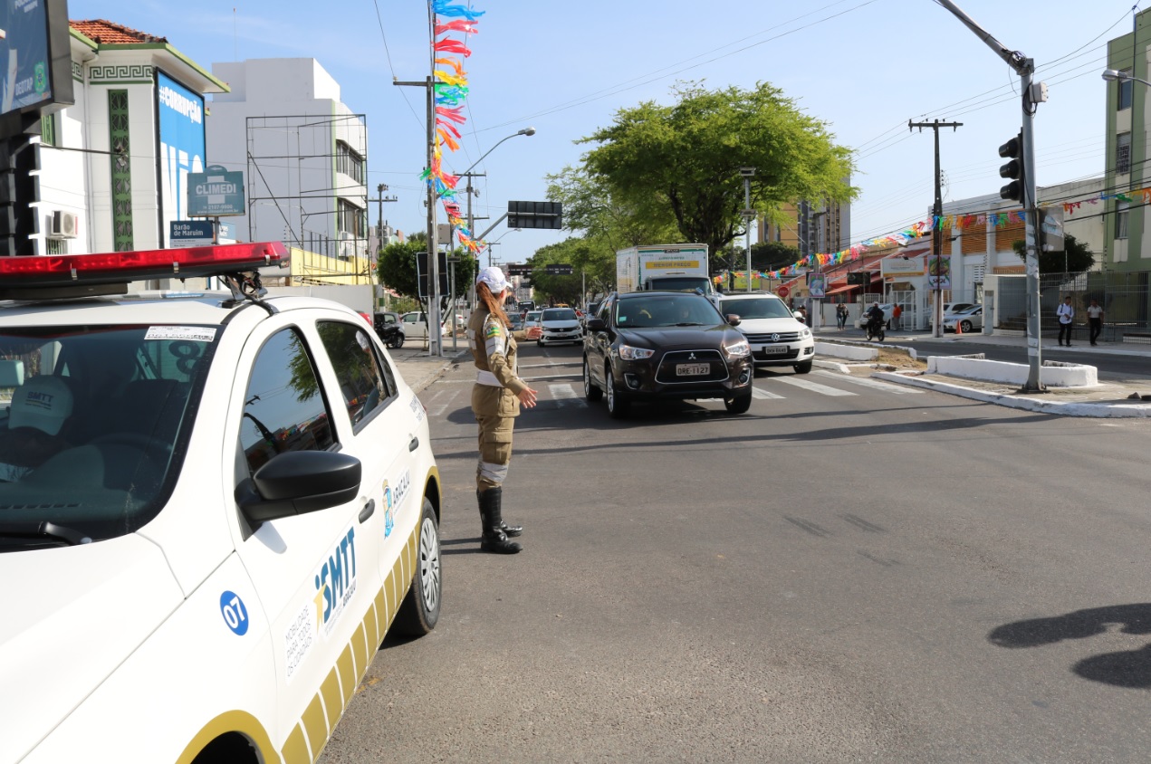 Agentes da SMTT organizam trânsito durante preparativos do Rasgadinho - SMTT Aracaju